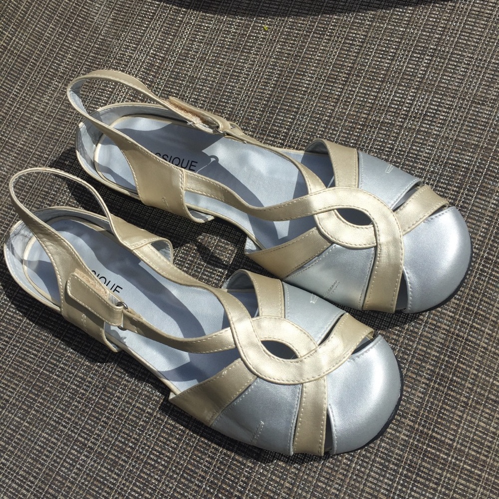 NWOT Classique Shoes size 11W